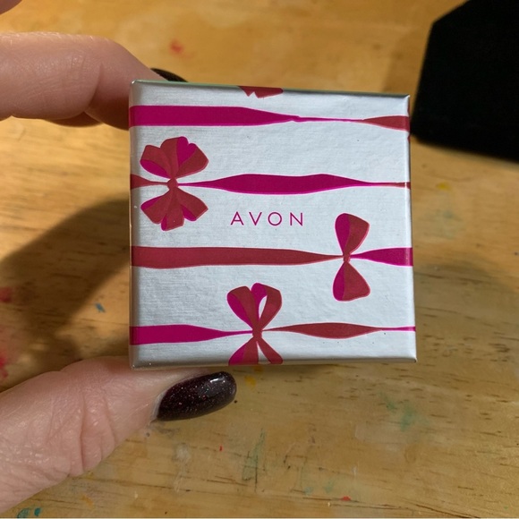 Avon Seasonal Shakes Red and Silvertone stocking Necklace NIB 2014 - Picture 3 of 7